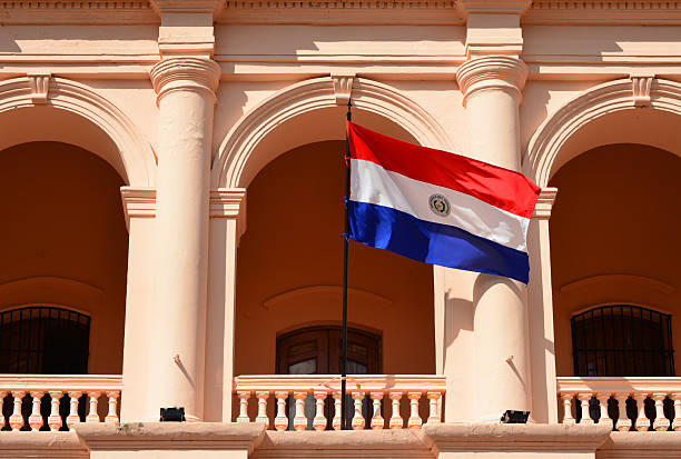 アスンシオン、パラグアイ： 国旗のパラグアイは、カビルド - パラグアイ ストックフォトと画像