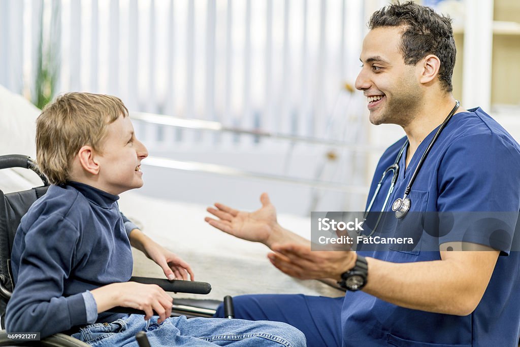 Niño con incapacidad de desarrollo - Foto de stock de Personal de enfermería libre de derechos