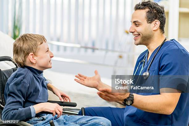 Niño Con Incapacidad De Desarrollo Foto de stock y más banco de imágenes de Personal de enfermería - Personal de enfermería, Niño, Doctor