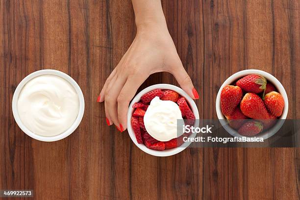 Le Fragole E Panna - Fotografie stock e altre immagini di Fragola - Fragola, Scodella, Tagliato a pezzi