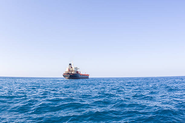 nave en el mar - sailing ship industrial ship horizon shipping fotografías e imágenes de stock