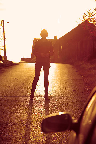 einsam mädchen zu - leaving loneliness women railroad track stock-fotos und bilder