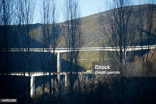 Viaducts И Грузовик — стоковые фотографии и другие картинки Автомобиль - Автомобиль, Балка, Без людей