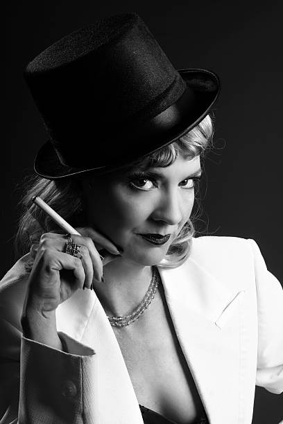 femme dans un chapeau et élégante veste avec cigarette. - smoking women smoking issues mature adult photos et images de collection