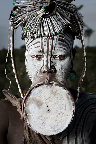 mursi botoque labial. - women indigenous culture africa ethiopia - fotografias e filmes do acervo