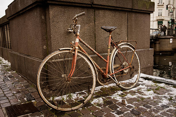en bicicleta - retro revival old fashioned hand colored photography fotografías e imágenes de stock