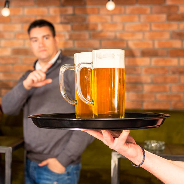 zamawianie piwo - serving drink beer garden beer glass zdjęcia i obrazy z banku zdjęć