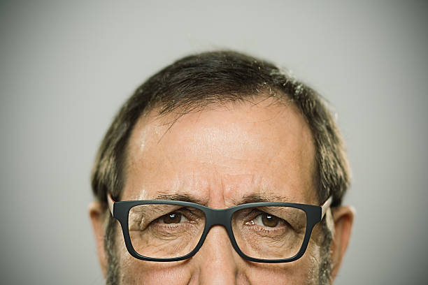 retrato de un hombre enojado español con gafas y barba. - portrait human face men overweight fotografías e imágenes de stock
