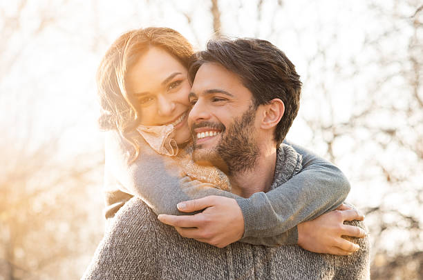 pareja de lengüeta - pareja de mediana edad fotografías e imágenes de stock