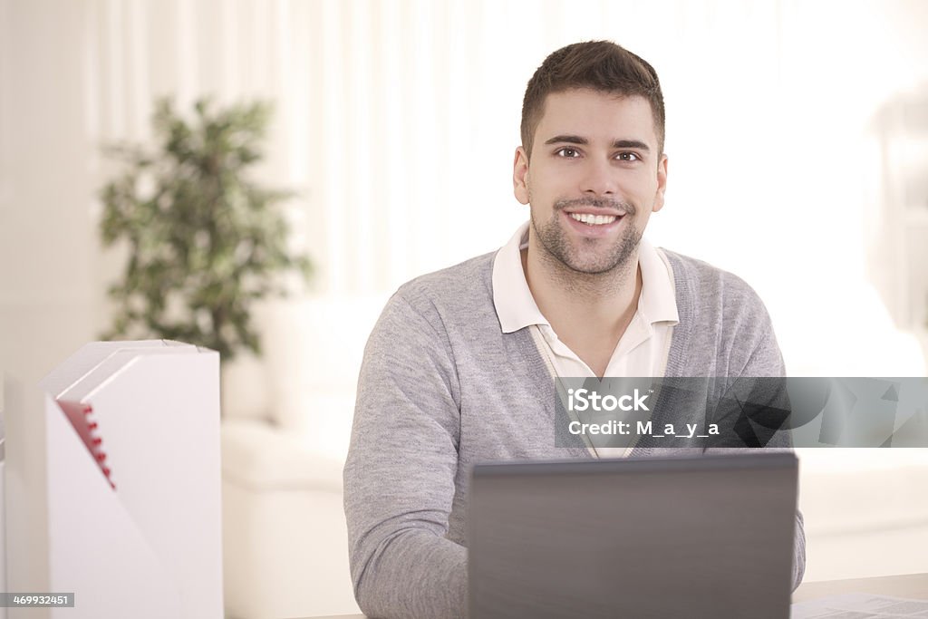 Hombre joven de trabajo. - Foto de stock de Adulto libre de derechos