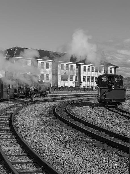 chemin de fer de ffestiniog-taliesin iii & blanche (monochrome) - ffestiniog railway photos et images de collection