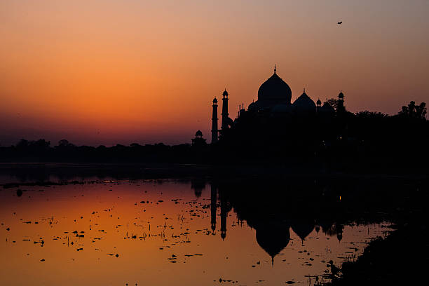 taj mahal em sunrise - ästhetisch imagens e fotografias de stock