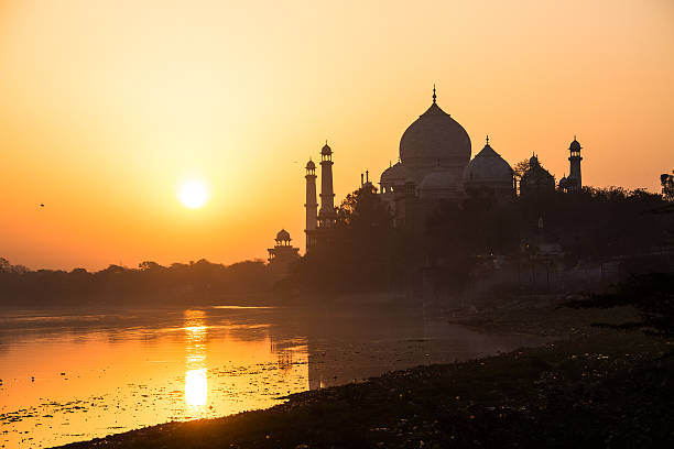 taj mahal em sunrise - ästhetisch imagens e fotografias de stock