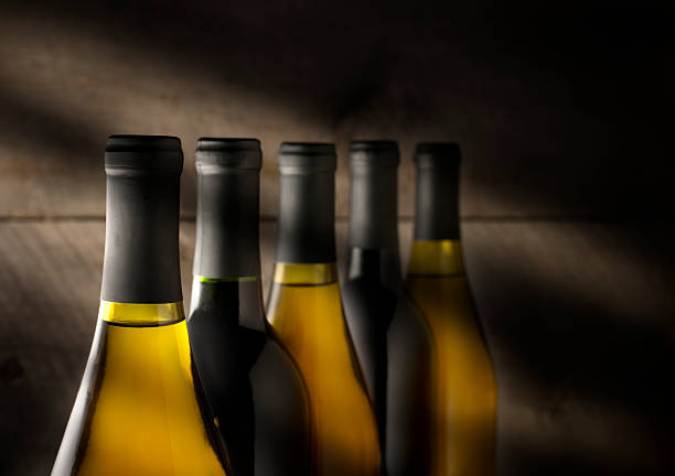 fila de botellas de vino en bodega de vinos - wine wine rack liquor store bar fotografías e imágenes de stock