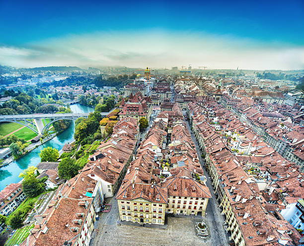 сверху вид на старый город в bern, switzerland (швейцария - berne switzerland europe bridge стоковые фото и изображения