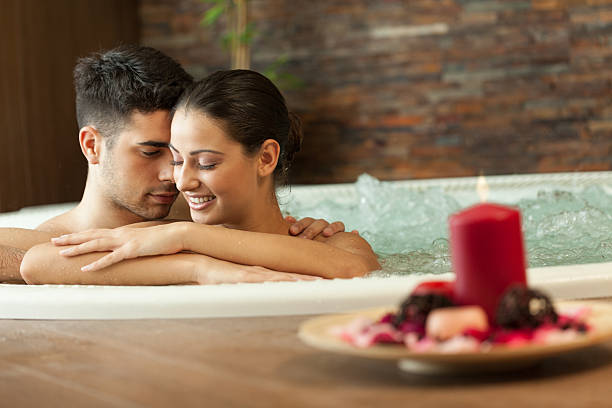 para w jacuzzi - couple hot tub spa treatment health spa zdjęcia i obrazy z banku zdjęć