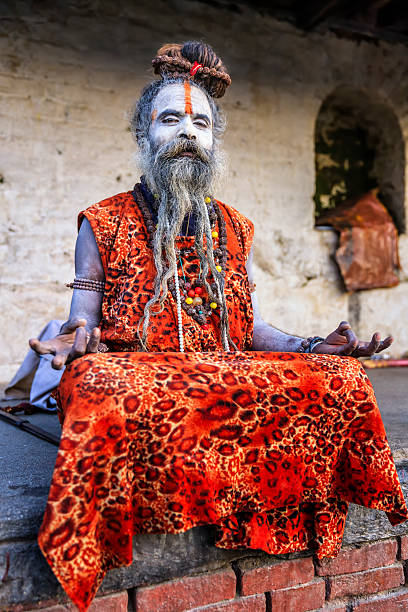 biały sadhu-indian holyman siedzi w temple - indian culture guru sadhu hinduism zdjęcia i obrazy z banku zdjęć