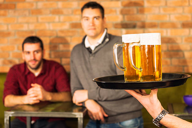 bière entre amis - serving drink beer garden beer glass photos et images de collection
