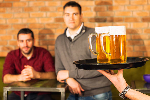 piwo dla znajomych - serving drink beer garden beer glass zdjęcia i obrazy z banku zdjęć