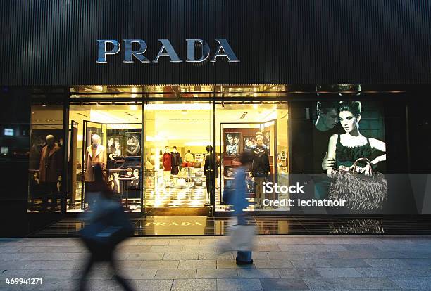 Prada Boutique A Tokyo Ginza - Fotografie stock e altre immagini di Ginza - Ginza, Negozio, Prada