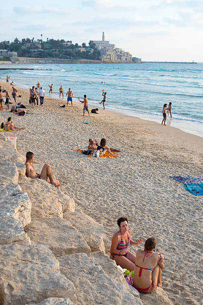 spiaggia in israele - matkot foto e immagini stock