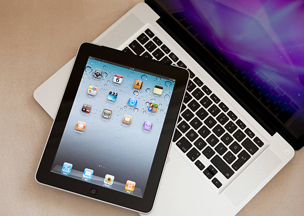 ipad 입석 는 apple macbook pro - ipad ipad 2 editorial digital tablet 뉴스 사진 이미지