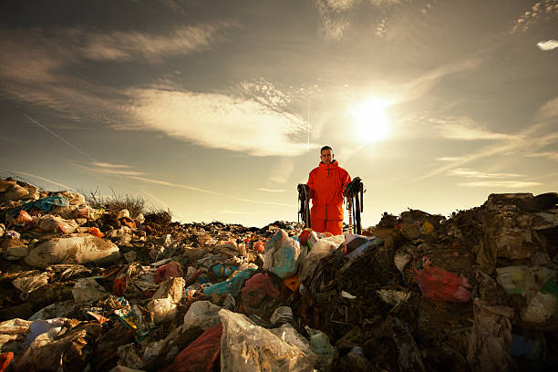 personale addetto alla raccolta dei rifiuti in discarica - radiation protection suit toxic waste protective suit cleaning foto e immagini stock