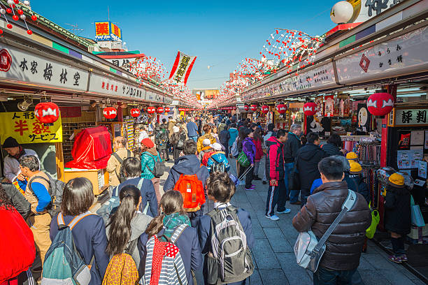 tokio tłumów przeglądanie w kolorowe nakamise-dori rynku senso-ji asakusa, japonia - nakamise dori zdjęcia i obrazy z banku zdjęć