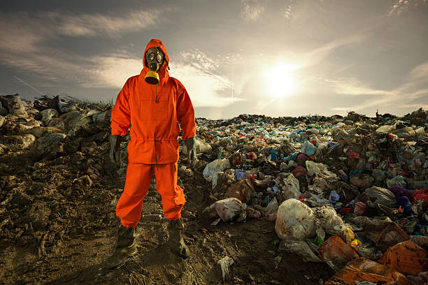 protezione ambientale operaio - radiation protection suit toxic waste protective suit cleaning foto e immagini stock