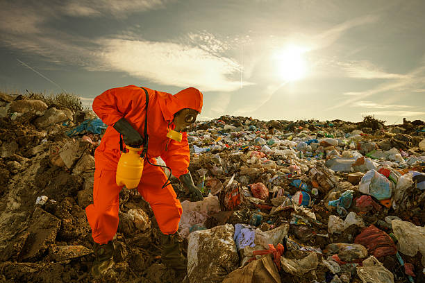 lidar com os resíduos - radiation protection suit toxic waste protective suit cleaning - fotografias e filmes do acervo