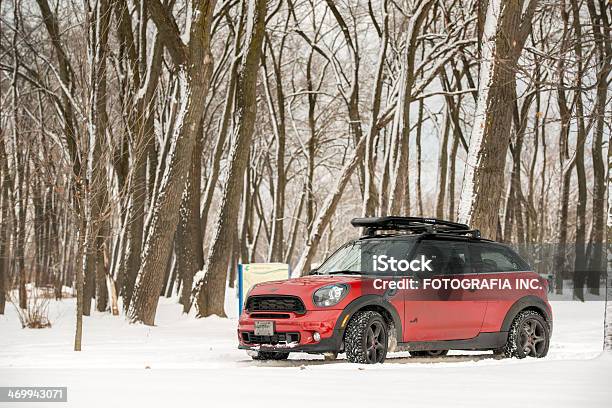 Roten Mini Cooper Paceman Im Schnee Stockfoto und mehr Bilder von Aussicht genießen - Aussicht genießen, Auto, Autoscheinwerfer