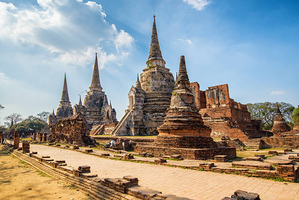 wat phrasisanpetch in ayutthaya - sanphet palace stock-fotos und bilder