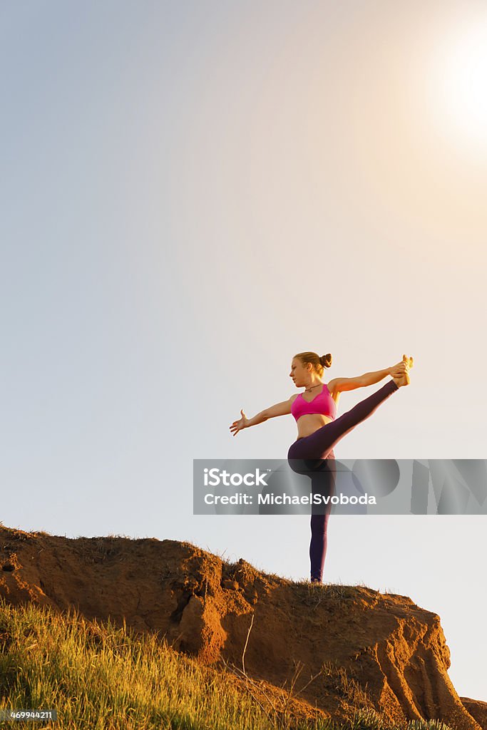 Yoga bei Sonnenuntergang - Lizenzfrei Attraktive Frau Stock-Foto