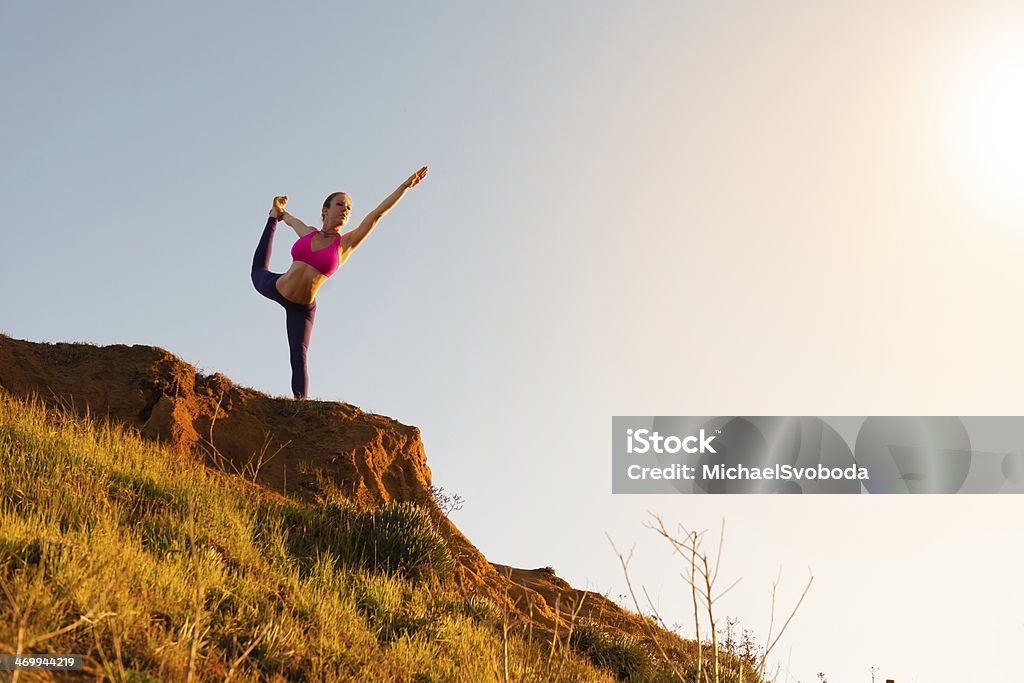 Yoga bei Sonnenuntergang - Lizenzfrei Attraktive Frau Stock-Foto