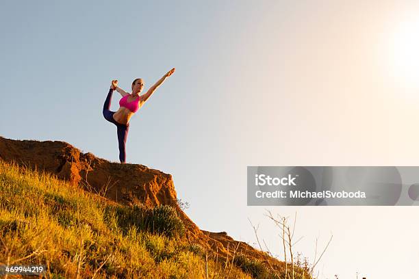 Yoga Bei Sonnenuntergang Stockfoto und mehr Bilder von Attraktive Frau - Attraktive Frau, Aufwärmen, Dehnen