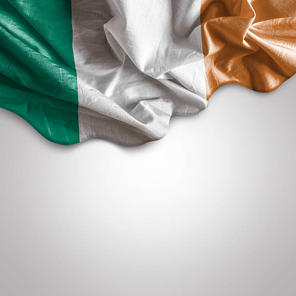 schwenkende flagge von irland - irish culture republic of ireland irish flag sport stock-fotos und bilder