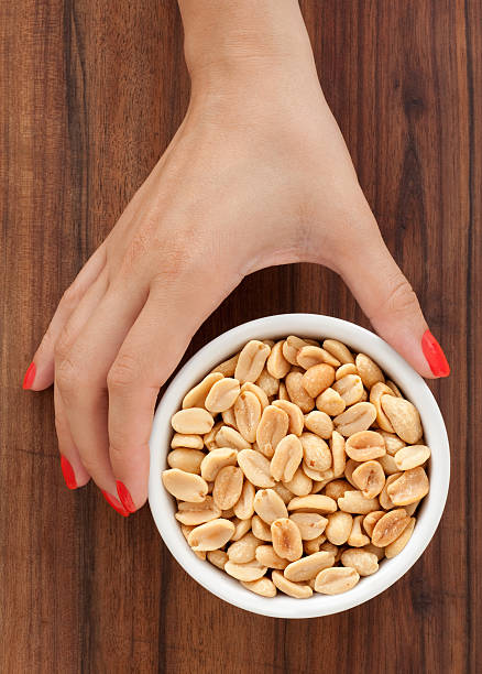 offrendo le arachidi - peanut bowl nut circle foto e immagini stock