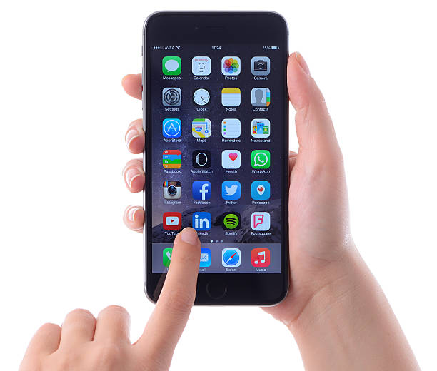 mains tenant et touchant apple iphone 6 plus - foursquare photos et images de collection