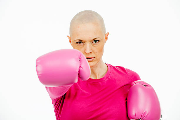 mujer calva en rosado con guantes de boxeo - posing looking at camera combative sport boxing fotografías e imágenes de stock