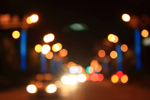les lumières de la rue - street defocused car road photos et images de collection