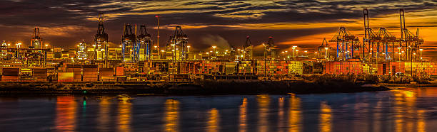 recepción de impresión de terminal recipiente - hamburg germany elbe river illuminated freight transportation fotografías e imágenes de stock