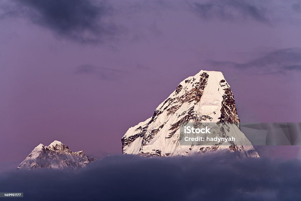 Puesta de sol sobre Ama Dablam - Foto de stock de Aire libre libre de derechos