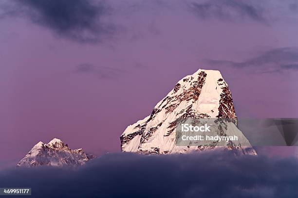 Puesta De Sol Sobre Ama Dablam Foto de stock y más banco de imágenes de Aire libre - Aire libre, Aislado, Ama Dablam