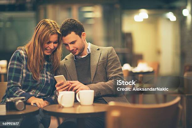 Junges Paar In Einem Coffee Shop Stockfoto und mehr Bilder von 25-29 Jahre - 25-29 Jahre, Café, Café-Kultur