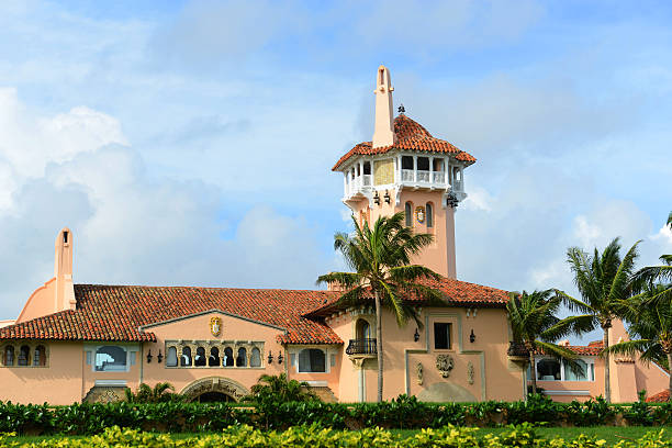 mar-a-lago na ilha de palm beach, palm beach, flórida - house florida real estate mansion imagens e fotografias de stock