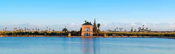 jardins menara e monti atlas, marrakech panorama - atlas mountains foto e immagini stock