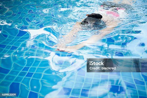 Foto de Mulher Nadando Na Piscina e mais fotos de stock de 20 Anos - 20 Anos, 25-30 Anos, 30 Anos
