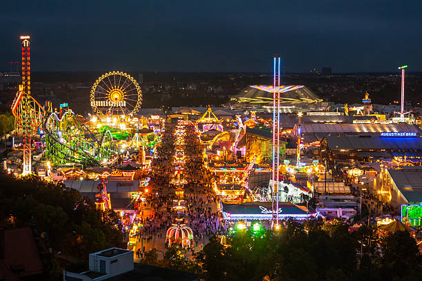 вид на октоберфест в мюнхене на ночь. - oktoberfest стоковые фото и изображения