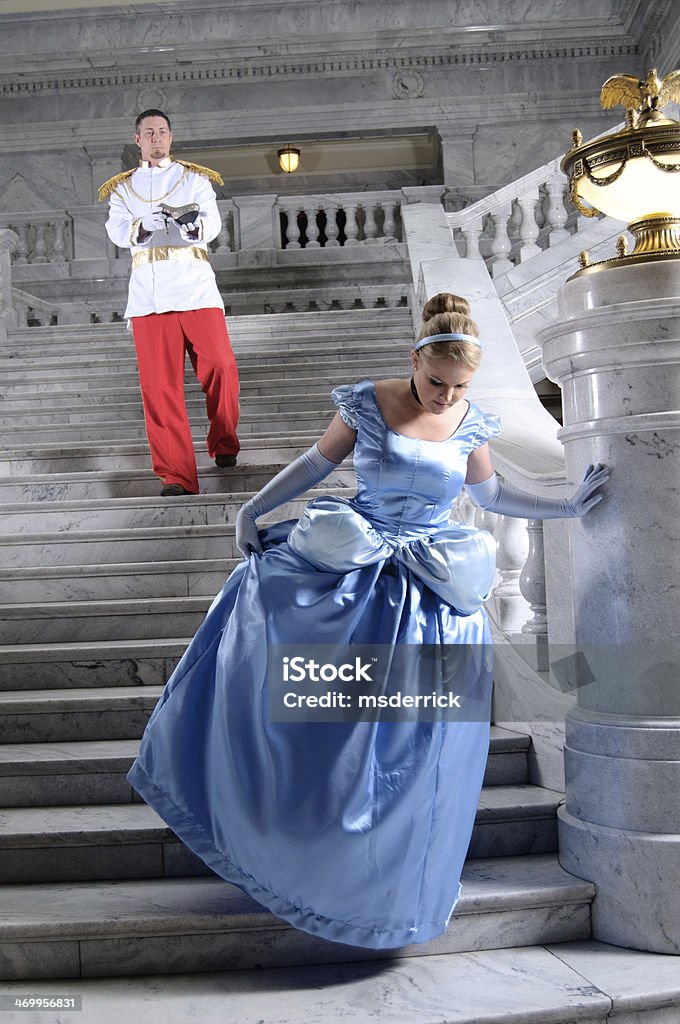 Cinderella Y Príncipe Encantador Foto de stock y más banco de imágenes de  Cenicienta - Cenicienta, Azul, Escaleras - iStock