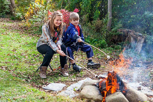 camping: marshmallow rôtir pour s'mores - mahone bay photos et images de collection